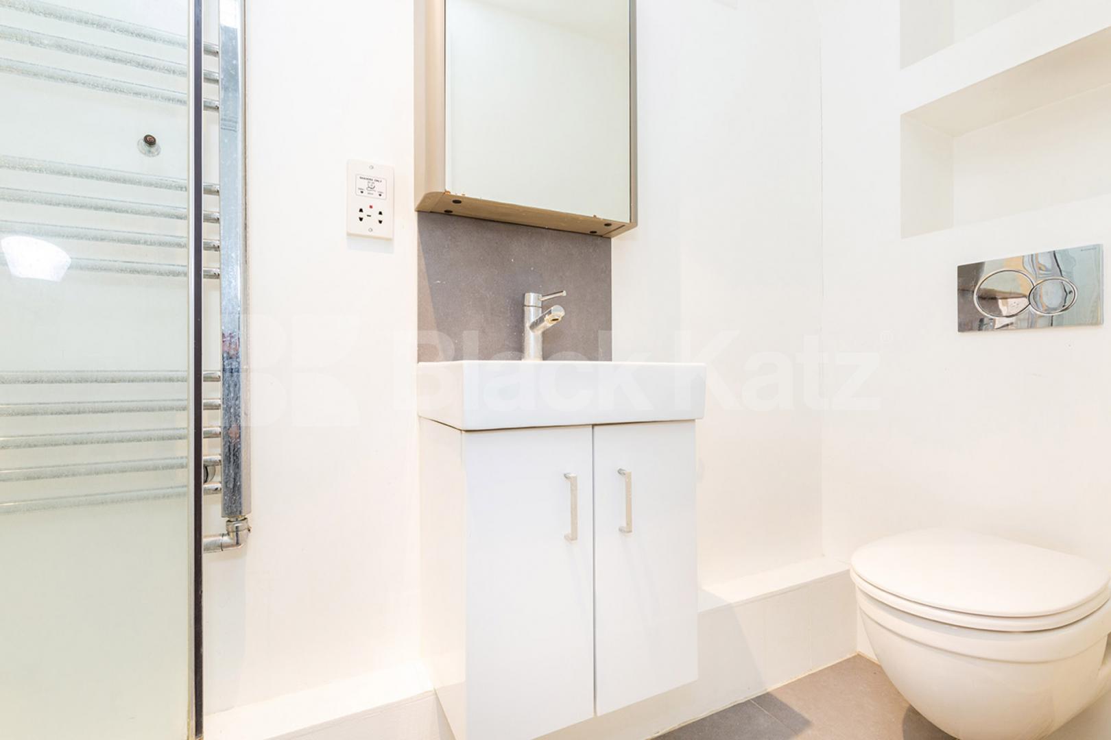 Located in the heart of the city is this large 1 bed inclusive of some bills Fleet Street, Chancery Lane